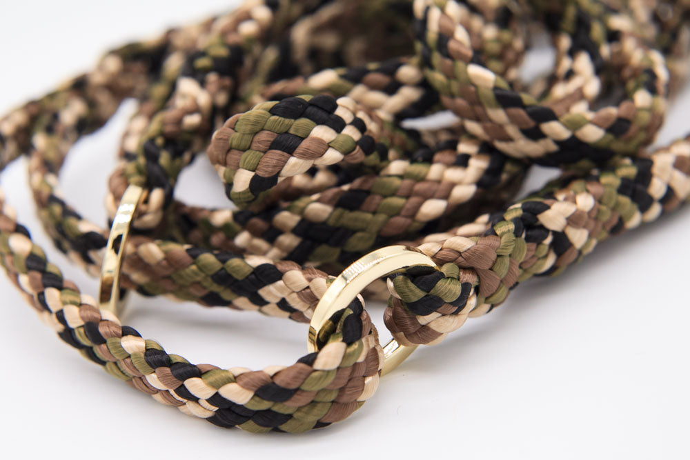 Scout – handsplitsat halvstrypkoppel i beige, brunt, grönt och svart, närbild på hoprullat koppel och ring